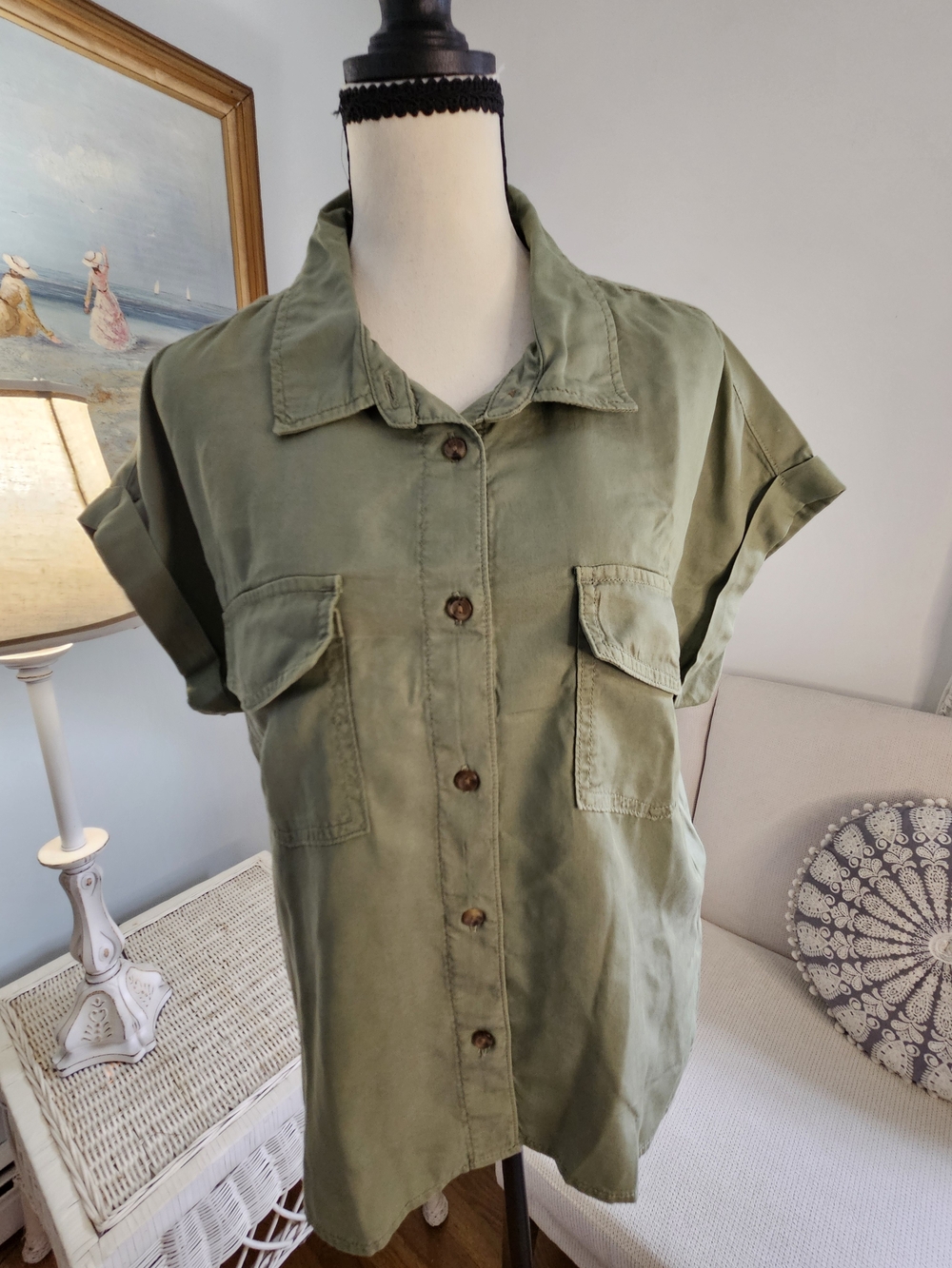 Sanctuary Olive Green Short-Sleeve Button-Down Shirt. Army Green. P53